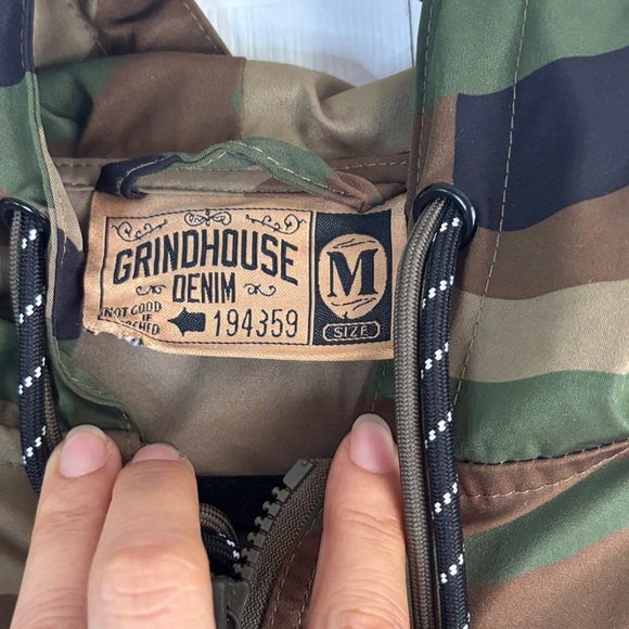 Women's Camouflage Cropped Hoodie - Picture 2 of 8